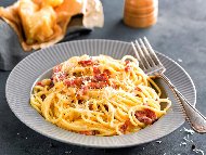 Спагети Карбонара с бекон, жълтъци, сметана и сирене Пекорино